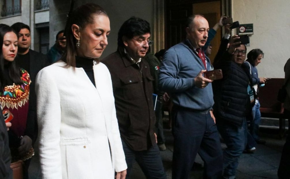 La presidenta Claudia Sheinbaum evacua el Salón Tesorería en Palacio Nacional tras el sismo de magnitud preliminar 6.5 registrado la mañana de este viernes (02/01/2025). Foto: Gustavo Alberto/Cuartoscuro.com