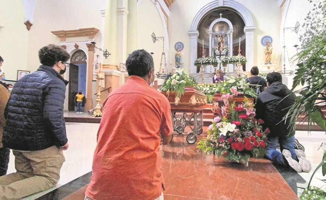 Los féretros llegaron en caravana a Sahuayo durante la madrugada; más tarde, los llevaron a la parroquia del Sagrado Corazón. Foto: Carlos Arrieta. El Universal