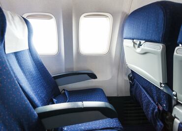 ¿Cuánto se ha reducido el espacio entre los asientos de avión?