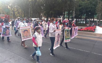 Padres de los 43 normalistas de Ayotzinapa marchan rumbo al Ángel de la Independencia