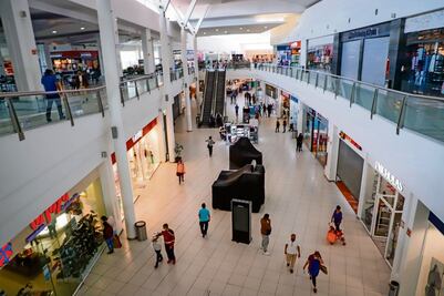 Centros comerciales, cerca de recuperarse de golpe por Covid