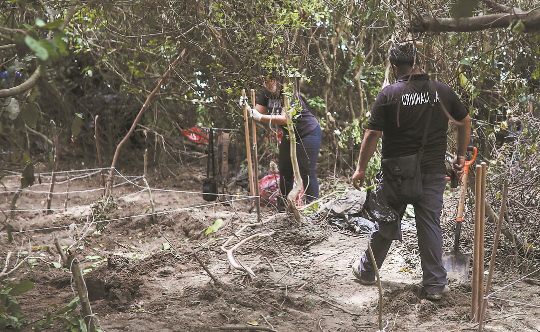 Peritos de la Fiscalía General de Veracruz realizan excavaciones en la comunidad de Arbolillo, municipio de Alvarado, Veracruz, donde se halló una fosa clandestina con 174 cráneos (FÉLIX MÁRQUEZ)