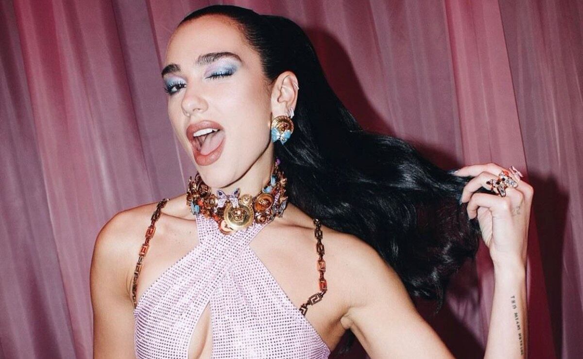 Dua Lipa deslumbra en el escenario con sensual body de encaje