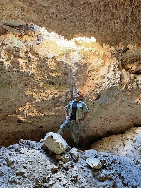 El biólogo Roberto Rojo mostró en un video las perforaciones en la caverna Dos Balas. Foto: Especial
