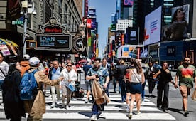 Economía de EU crece más de lo previsto en segundo trimestre y llega a 1.5%; la inflación sigue alta con 3.7 en junio