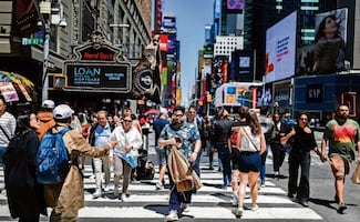 Economía de EU creció 2.2% en 2025; se desaceleró más de lo esperado en los últimos meses