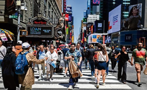 Economía de EU crece más de lo previsto en segundo trimestre y llega a 1.5%; la inflación sigue alta con 3.7 en junio