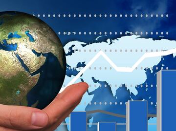 Economía global crecerá más de lo esperado, estima el FMI y descarta recesión