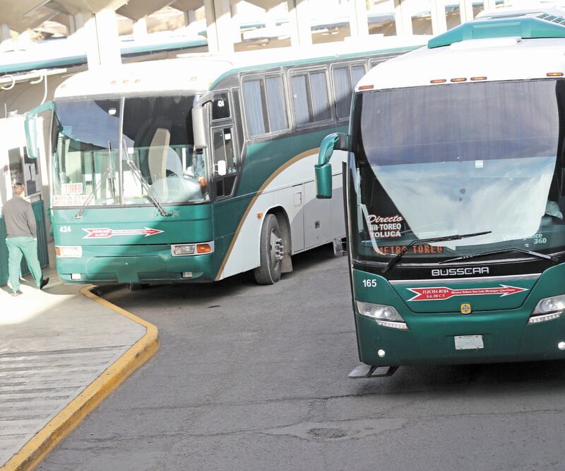 La tarde del 5 de febrero, luego de una reunión entre autoridades mexiquenses con los normalistas de Tenería, donde llegaron a un acuerdo, estos últimos liberaron al personal de las empresas de transporte foráneo. JORGE ALVARADO. EL UNIVERSAL