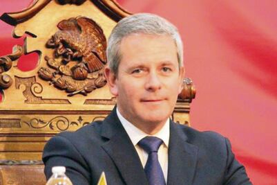 Informal para legislar, pero puntual para cobrar