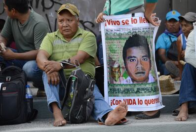 Padres de los 43 y normalistas piden alto a la 'represión'