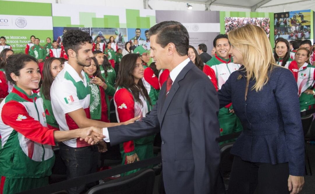 The President and his wife, Angélica Rivera, met with athletes who participated in the Pan American and Parapan American Toronto 2015 Games. (Photo: Taken from the Presidency's website) 