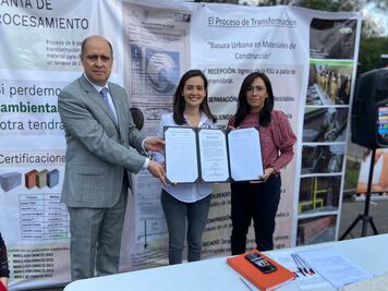 Vecinos de Álvaro Obregón firman acuerdo para transformar basura en material de construcción