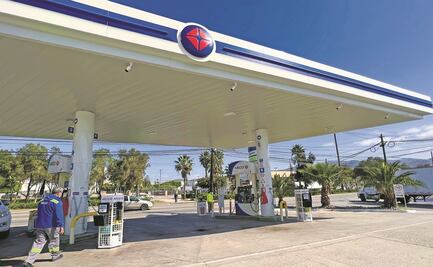 Cruzan de EU a Baja California por gasolina barata y provocan desabasto