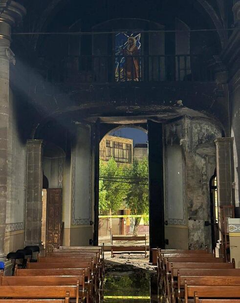 La Diócesis de Irapuato describió que el fuego fue provocado desde el exterior por un hombre durante la madrugada / Foto: Especial