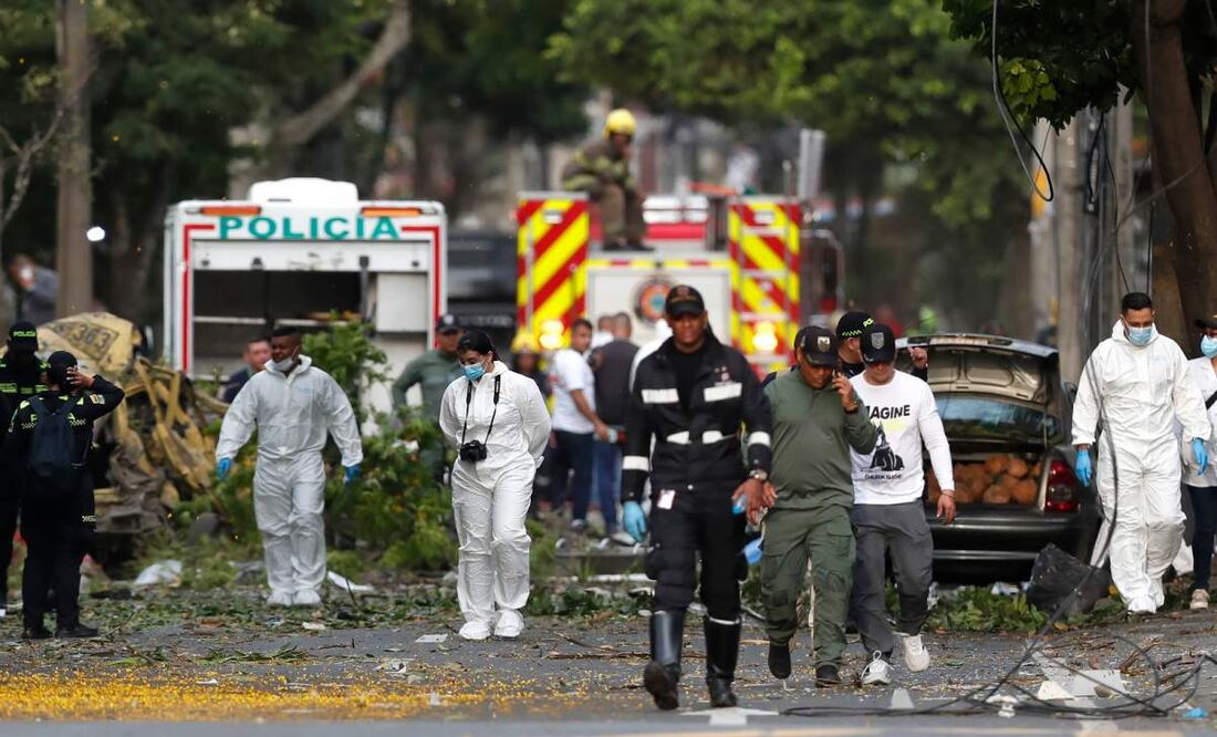 Integrantes de la Policía Nacional inspeccionan la zona del atentado tras una explosión en inmediaciones de la Escuela Militar de Aviación Marco Fidel Suárez. (21/08/25) Foto: EFE