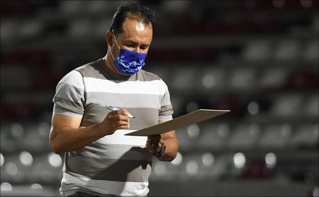 Cruz Azul recibe a Juan Reynoso en medio del ridículo