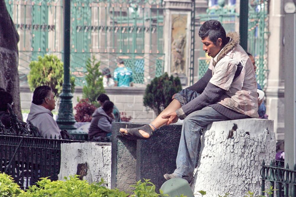 Casi 80% de las personas que están en situación de calle se ocupa en el comercio informal en la vía pública; cerca de 10% son franeleros; 8% limpiaparabrisas, y sólo 2% están en la mendicidad (OMAR CONTRERAS. EL UNIVERSAL)