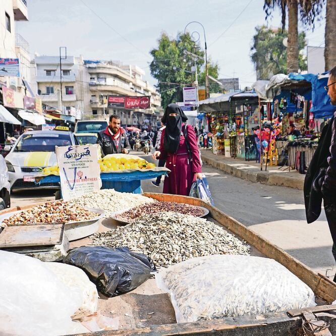 Un vendedor sirio espera clientes, en un mercado local en la ciudad siria de Idlib. En el este del país, un ataque aéreo dejó 43 fallecidos. MUHAMMAD HAJ KADOUR. AFP