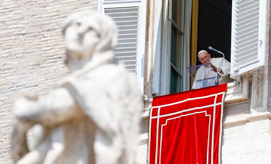 El Papa Francisco dirige el rezo del Ángelus desde la ventana de su oficina con vistas a la Plaza de San Pedro en la Ciudad del Vaticano. Foto: EFE