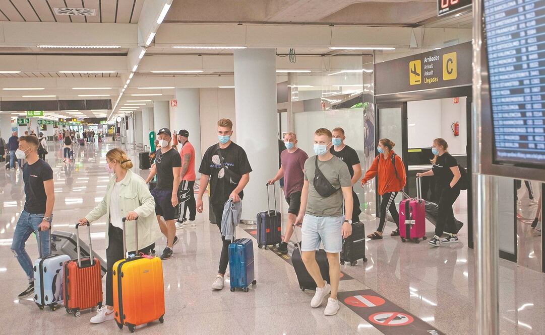 Turistas llegan al aeropuerto en Palma de Mallorca, España. Foto: Jaime Reina/ AFP.