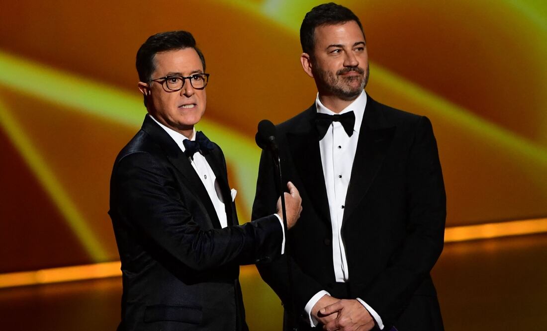 Stephen Colbert y Jimmy Kimmel hablan en el escenario durante los 71.os premios Emmy en el Microsoft Theatre de Los Ángeles. Foto: AFP