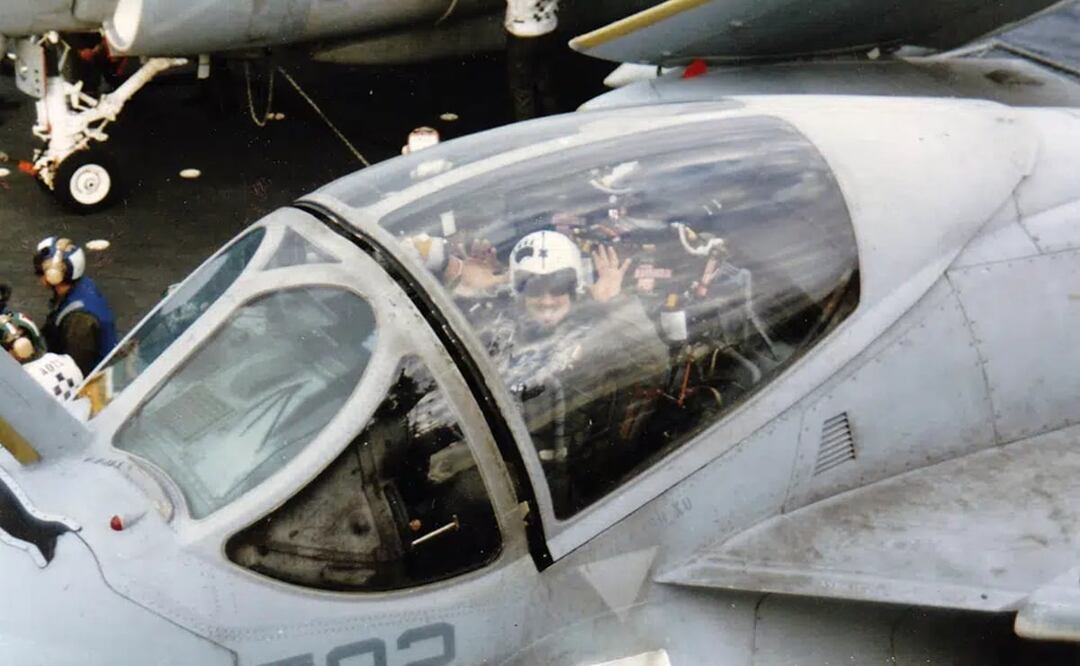 Esta imagen proporcionada por Betty Seaman muestra a su esposo, el piloto de la Marina A-6 Intruder, Jim Seaman, quien murió de cáncer de pulmón a los 61 años. Foto: AP