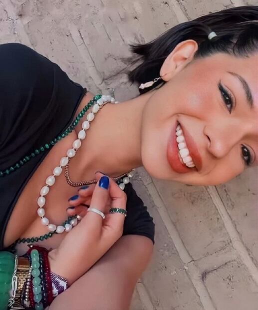 El look con aires noventeros de Ángela Aguilar