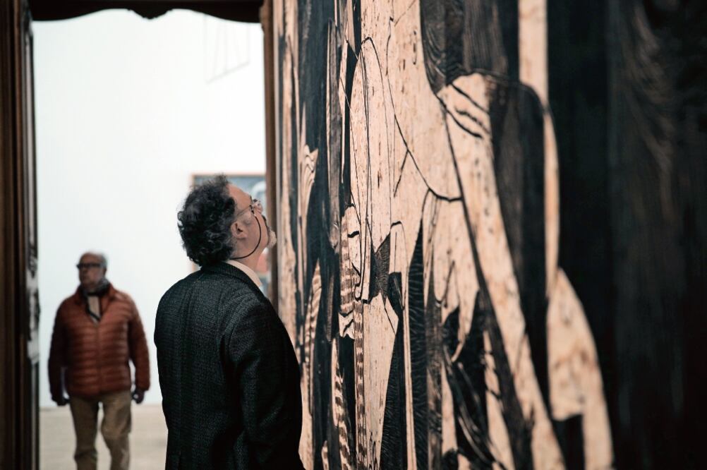 Una persona observa Garage Days Revisit ed , de Damien Deroubaix, que es parte de la muestra que acoge el Museo Picasso de París del 27 de marzo al 29 de julio. (FOTOS: CHRISTOPHE ENA. AP)