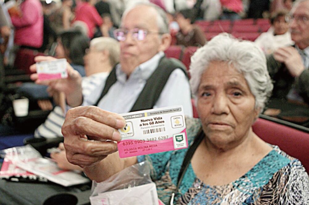 El jefe de gobierno capitalino afirmó que la ayuda que se les da a los adultos mayores, madres jefas de familia, estudiantes y personas vulnerables, seguirán en marcha (ARCHIVO EL UNIVERSAL)