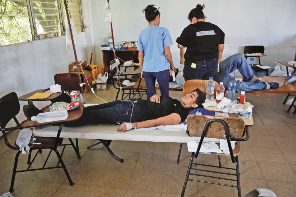 Una estudiante es atendida en una clínica improvisada en un salón de clases, donde los jóvenes organizan protestas contra el gobierno de Ortega, en Managua. (JOSÉ CABEZAS. REUTERS)