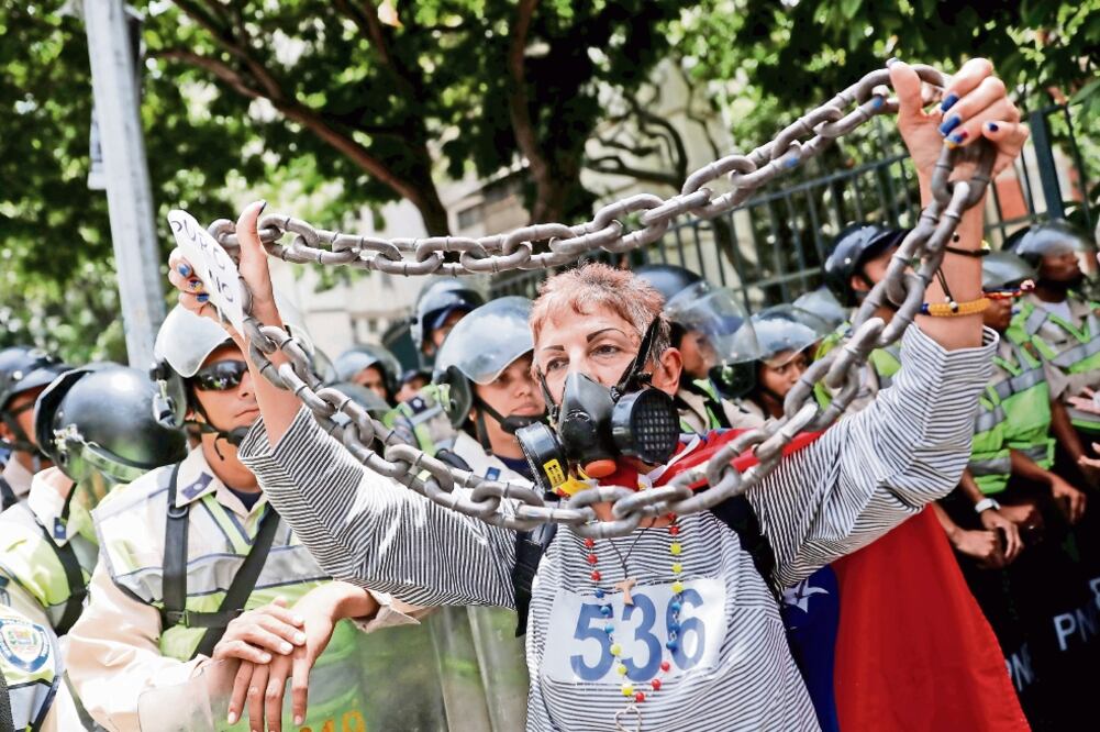 Personas de la tercera edad se enfrentaron a la policía en Caracas. (FEDERICO PARRA. AFP)