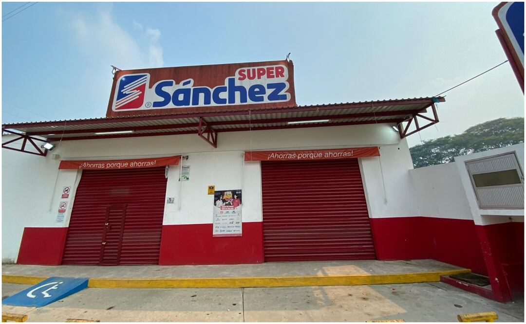 En vídeos que circularon en redes sociales, se observa a varios sujetos con el rostro cubierto y portando armas de fuego, asaltando tiendas de abarrotes o carnicerías (18/09/2024). Foto: Especial