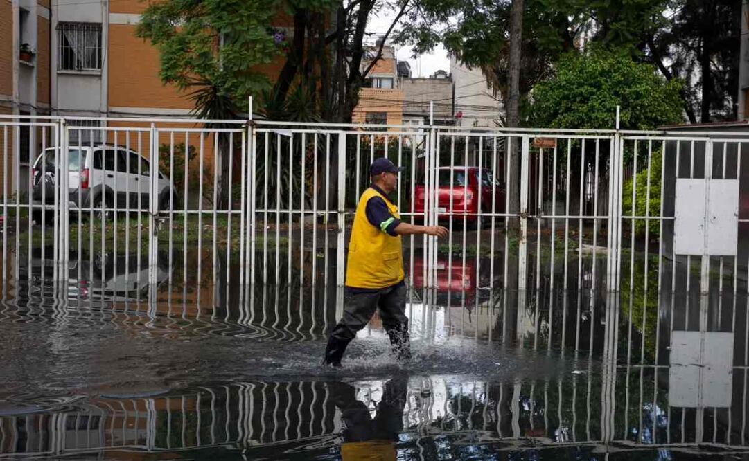 Una ruptura en una tubería de agua potable provocó una megafuga sobre Anillo Periférico, en la colonia Guerrero, alcaldía Iztapalapa. Foto: Osmar Alvarado / EL UNIVERSAL.