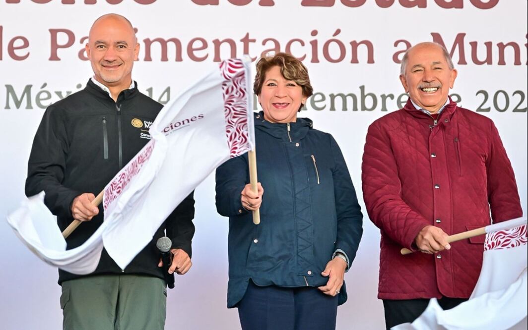 La gobernadora del Estado de México, Delfina Gómez Álvarez, y el secretario de Infraestructura, Comunicaciones y Transportes, Jesús Esteva Medina, dieron el banderazo de salida a tres trenes de pavimentación. Foto: especial