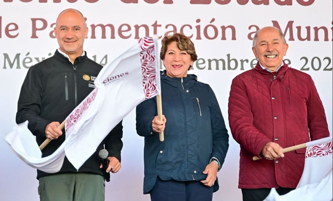 La gobernadora del Estado de México, Delfina Gómez Álvarez, y el secretario de Infraestructura, Comunicaciones y Transportes, Jesús Esteva Medina, dieron el banderazo de salida a tres trenes de pavimentación. Foto: especial