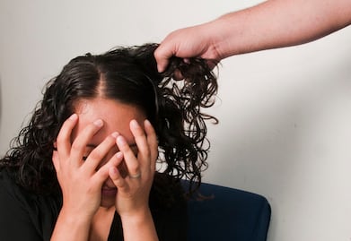 Apuñalan a una niña en Colombia para robarle su cabello