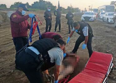 Pasajeros de combi evitan robo, golpean y desnudan a ladrón en Tecámac