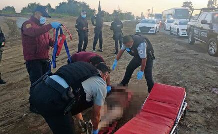 Pasajeros de combi evitan robo, golpean y desnudan a ladrón en Tecámac