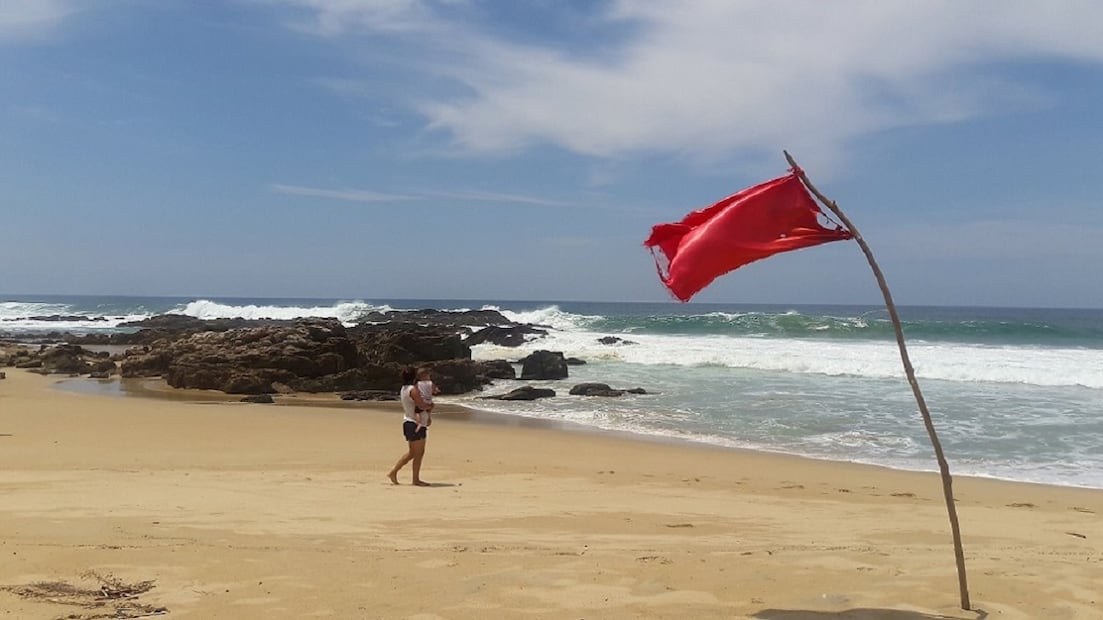 Se han colocado en varias playas banderines de alerta sobre el riesgo que implica meterse al mar. | Foto: Archivo. Especial.