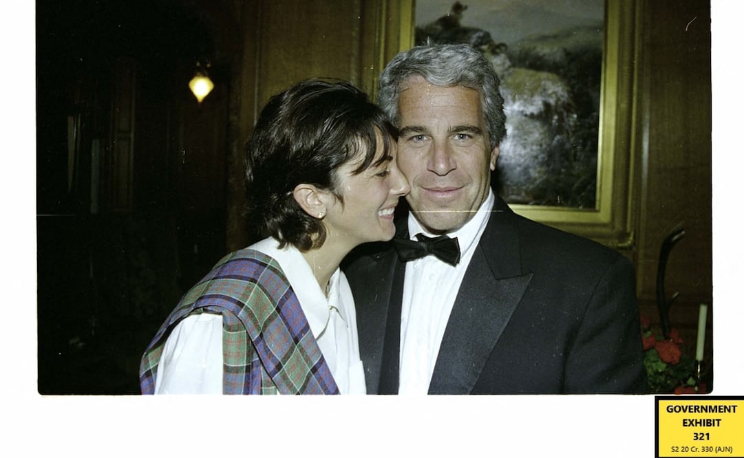 En la fotografía se observa a la socialité británica Ghislaine Maxwell y al financiero estadounidense Jeffrey Epstein. Foto: Handout / US District Court for the Southern District of New York / AFP.