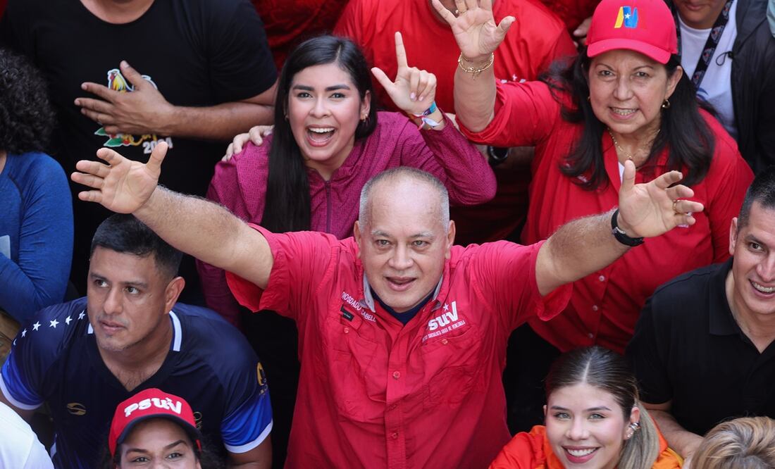 El ministro del interior de Venezuela, Diosdado Cabello (centro), asiste a una marcha, en Caracas. Foto: EFE