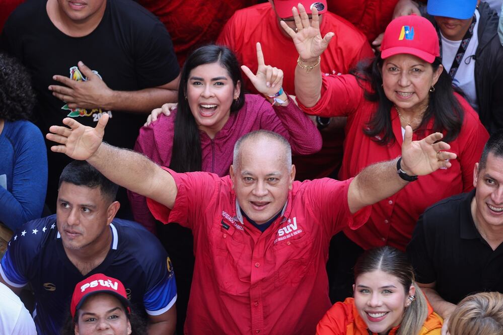 El ministro del interior de Venezuela, Diosdado Cabello (centro), asiste a una marcha, en Caracas. Foto: EFE