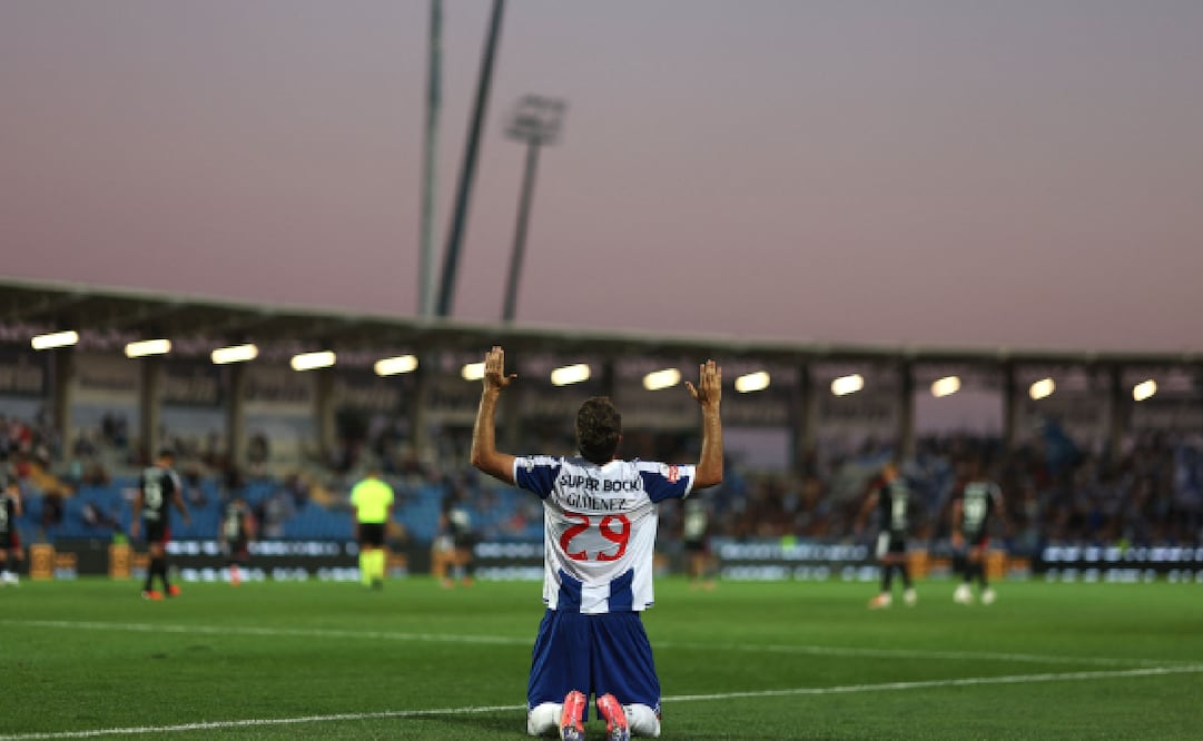 Santiago Giménez anota su primer gol con la camiseta del Porto / Foto: AFP