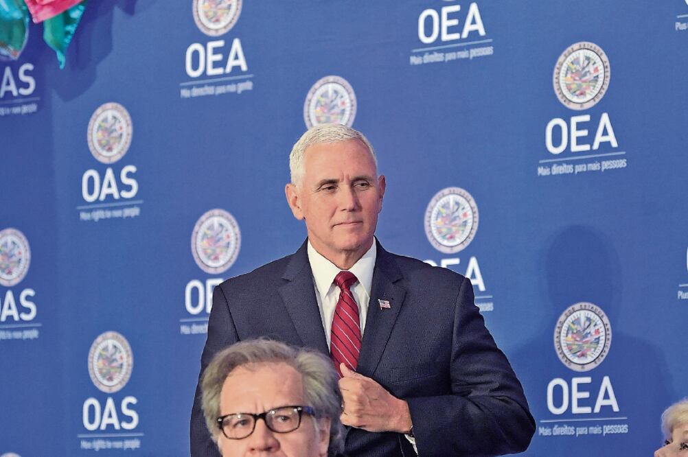 Reunión. El vicepresidente de EU, Mike Pence (de pie), durante una sesión extraordinaria protocolaria del Consejo Permanente de la OEA, en Washington (LENIN NOLLY. EFE)