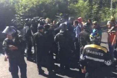 Policías impiden entrada de maestros en salidas a Cuernavaca, Puebla y Toluca