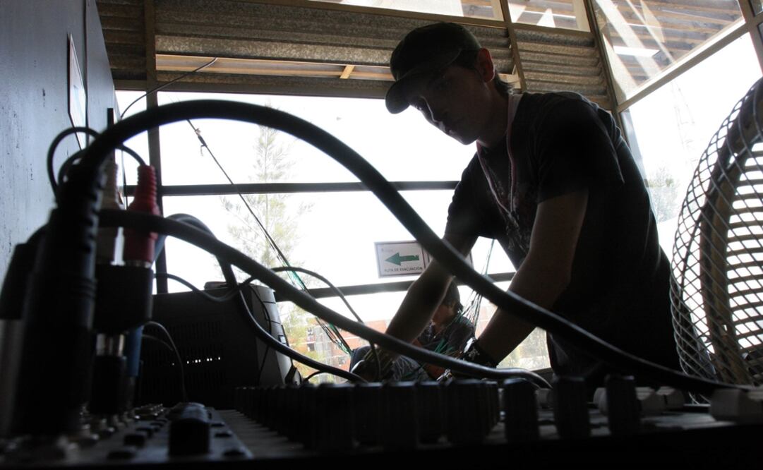 Una persona asiste a uno de los cursos que se imparte en el Faro Oriente. Foto: Archivo El Universal
