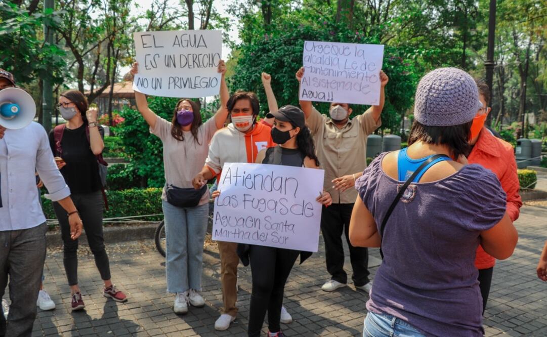 La candidata Patricia Urriza Arellano y los vecinos inconformes de diversas colonia tomaron las calles del centro de la alcaldía y solicitaron solución inmediata a la falta de este recurso natural. Foto: Especial 