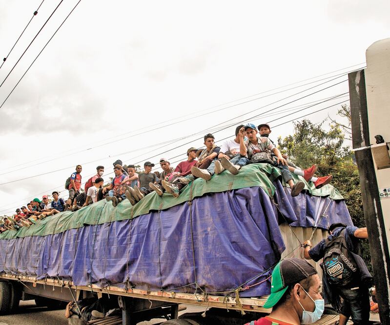 Miles de migrantes de Honduras se acercan a México. Foto: ESTEBAN BIBA. EFE