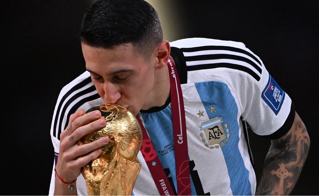 El jugador de la Juventus besando la Copa del Mundo / Foto: AFP